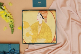 Silk scarf with Queen Dương Vân Nga pattern (Size 60*60cm : 549,000vnd)